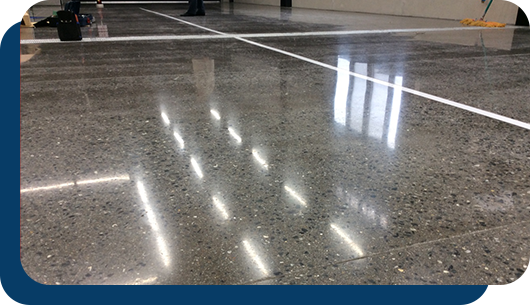 鏡面のような美しさ×耐久性の高い「コンクリート鏡面仕上げ」